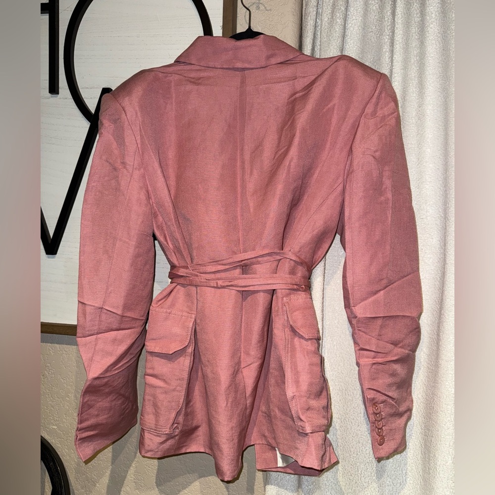 L'Academie Revolve Lightweight Blazer
Jacket Padded Shoulders Dusty Rose NEW - Picture 7 of 8